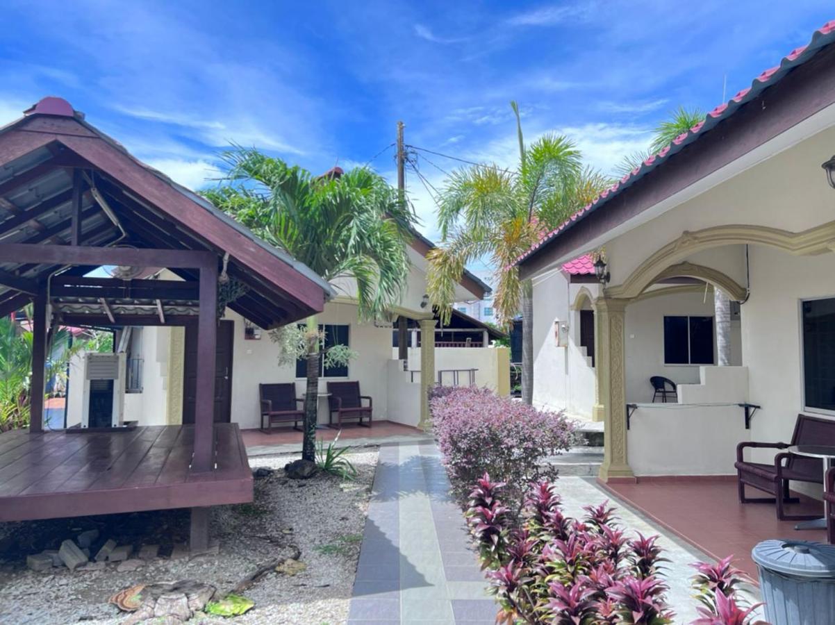 Dhania Cenang Beach Resort Pantai Cenang  Bagian luar foto