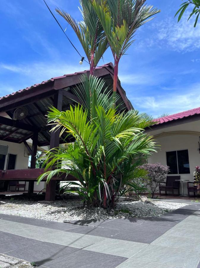 Dhania Cenang Beach Resort Pantai Cenang  Bagian luar foto
